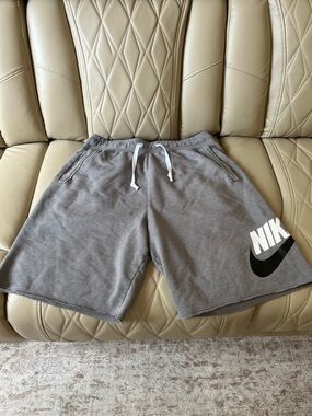 Nike Men’s Gray Fleece Shorts Large Athletic Lounge Drawstring Swoosh